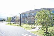 アパート敷地内は緑をふんだんに使い、ベンチなどの憩いのスペースを設けています☆