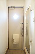 【玄関】身だしなみチェックもできる全身ミラー付き◎手摺も便利ですよ♪