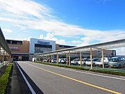 日用品からプロ用の道具まで多くのものが揃うホームセンター山新まで170ｍ☆