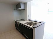 吊戸を無くした開放的なキッチン！ＩＨクッキングヒーターはお手入れし易いです♪
