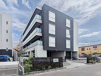 外観:積水ハウスの4階建てマンション】建物内はまるでホテルのような空間の屋内廊下。賃貸には珍しいエレベーターを搭載しワンランク上の生活をご提案いたします。駐車場を1階部分に配置☆ 外観:積水ハウスの4階建てマンション】建物内はまるでホテルのような空間の屋内廊下。賃貸には珍しいエレベーターを搭載しワンランク上の生活をご提案いたします。駐車場を1階部分に配置☆