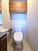 室内：洗浄機能付き暖房便座です！上部には空間を利用しトイレットペーパーをストック出来る棚が付いております♪