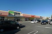 【周辺施設　ドラッグストア】ツルハドラッグ土浦小松店まで徒歩11分（835ｍ）です！！スーパーと同一敷地内にあります♪