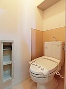 【トイレ】トイレには洗浄機能付き便座を設置！！ツールボックスや上部棚を設置しております♪棚にはトイレットペーパーや掃除道具なども置いておけます☆