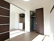 【洋室】洋室はＬＤＫの横にあります☆写真奥には、壁に穴を開けずに時計や小物などをレイアウトできる化粧幕板も設置されております♪収納はウォークインクローゼットです☆