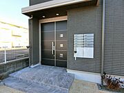 【☆人気の防犯設備！オートロック採用！☆】共用玄関にはオートロックを採用♪また窓はペアガラスを採用♪シャッター付き！玄関チェンジキーシステムと防犯性が高いので安心です☆