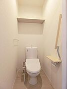 【トイレ】トイレには洗浄機能付き便座を設置！！上部棚、タオルハンガーを設置しております♪