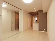 【ＬＤＫ】対面キッチンのリビングです☆キッチンには吊戸・袖壁が無いため、スッキリした解放感のある空間です☆キッチン横には洗面所を配置して水回りの導線に配慮しました♪