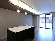 【ＬＤＫ】ＬＤＫは南向きです♪　キッチンには広々とした作業台とお洒落なダイニング照明を設置☆