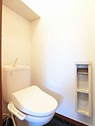 【トイレ】洗浄便座を設置しております☆壁にあるツールボックスに予備のトイレットペーパーを置けます♪上部の棚には掃除道具なども置いておけます☆