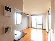 【ＬＤＫ】南向きのお部屋です♪バルコニー前面は日光を遮るものが無く日当たり良好♪エアコン1台も設置しました☆このお部屋にはＴＶモニターホンがありココから来訪者を確認できます♪