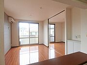 【ＬＤＫ】対面キッチンからの風景です。リビング右側には腰高サイズの棚も設置しております。リビング収納としてご利用できますし、上部にコンセントも設置されております。