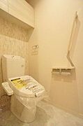 ■トイレ■清潔感のある落ち着いた雰囲気のトイレです。上の棚はペーパー置き場にどうぞ♪