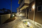 玄関へ向かうアプローチです。　何となく、ゆっくり歩きたくなる空間です。