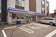 徒歩2分（90ｍ）の場所にはコンビニがあります。