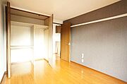 【洋室廊下側】このお部屋の一面のみ、壁紙にアクセントが利いております♪実際に見るとさらに迫力が！！！