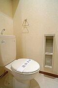 【トイレ】トイレにはペーパーホルダーやタオル掛けが設置済みです♪