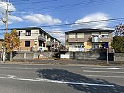 全3棟のシャーメゾンタウン。高台立地の為、日当たりが良い物件です。