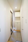 玄関　※同一タイプ（反転）の部屋写真になります※