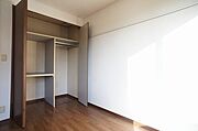 長い丈の衣類もハンガーにかけたまま収納できるハンガーパイプと、中段・枕棚を配したクローゼットは天井の高さを活かしてたっぷり収納できます♪