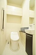 【トイレスペース】老若男女に人気の必須アイテム、温水洗浄暖房便座付きのため、冬の寒い時期の便座もポカポカ♪トイレ上部には収納棚がありますので、清掃用具等の収納が出来ます！