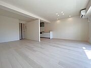 【ＬＤＫ19．8帖】バルコニー側から撮影しました♪ダウンライト照明はおしゃれで、すっきりとした空間を演出します♪あると嬉しいエアコン付き♪