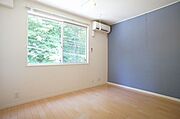 画鋲や釘を使わずに、ちょっとした物かけに大変便利なピクチャーレールが付いた洋室はグレーのアクセントクロスがワンポイント♪