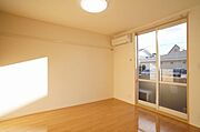 ■南側　洋室■　6．2帖の洋室！ＬＤＫとつながったお部屋で第二のリビングとしても利用できるお部屋！