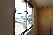 防犯用のシャッターもあるため外出時にも安心です♪
