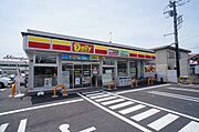 デイリーヤマザキ総和東牛谷店まで車で4分（940ｍ）