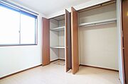 【北洋室（寝室）5．5帖】長い丈の衣類もハンガーにかけたまま収納できるハンガーパイプと、中段・枕棚を配したクローゼットは天井の高さを活かしてたっぷり収納できます♪