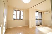 【南側洋室】リビング隣接の南洋室は室内物干し付きなので、寝室以外にも部屋自体をランドリー＆収納スペースとしたり、お子さんのプレイルームとしたりできます♪