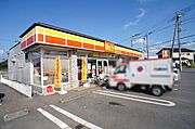 デイリーヤマザキ総和東牛谷店まで車で3分（1．2ｋｍ）