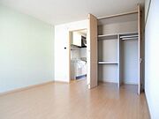 【洋室・収納】洋服も掛けられ、衣装ケース・トランクケースなども活かせるクローゼットになります♪