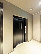 共用部内には荷物の持ち運びに便利なエレベーターを備えています。