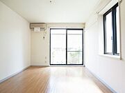 積水ハウス施工の賃貸物件へようこそ。写真は6．2帖の洋室です。2方向に窓がある、東南向きの角部屋です。こちらのお部屋で新生活をはじめてみませんか。