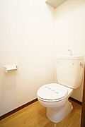 【トイレ】　上部には便利な収納棚がございますので、トイレットペーパーなどの収納に活用頂けます。