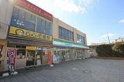 便利なコンビニ『ファミリーマート』徒歩4分（320ｍ）。