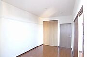 ★洋室5．5帖★こちらのお部屋も明るい居室です♪壁には化粧幕板が付いており、画鋲を使わなくても時計や絵、ハンガーなどを取り付ける事ができます★