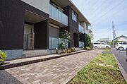 玄関前にはフェンスを設置しております。