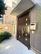 共用エントランスはオートロック、敷地内防犯カメラ設置済み。