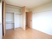 【洋室(1)】クローゼット内は棚やハンガーパイプがあるので荷物や衣類がしまいやすくなっています♪