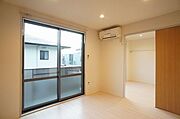 6．2帖の洋室です。エアコン、室内物干し付です。