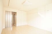 ■洋室■　【※ＬＥＤ照明付き！】バルコニー側から見た9．2帖の洋室♪