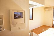 ■モニタ付きインターホン■　来訪者を声と映像で確認できて安心＆安全なカラーモニタ付インターホン