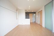 【ＬＤＫ】13．7帖のＬＤＫ♪角の部屋ですので南側以外にも窓があります♪ダイニングとキッチン・リビングにダウンライトが付いております！！
