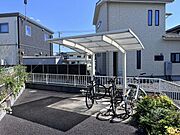 敷地内に共用の屋根付駐輪場がございます。