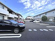 ゆとりの敷地に各世帯駐車場無料で2台付（賃料に含む）です