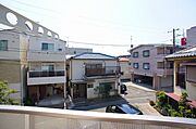 目の前が駐車場なので日当たり良好です☆（2017年4月　撮影）