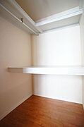 【洋間　6．6帖】　ウォークインクローゼットも付いています☆　ハンガーパイプもあるのでコートなども掛けられます♪